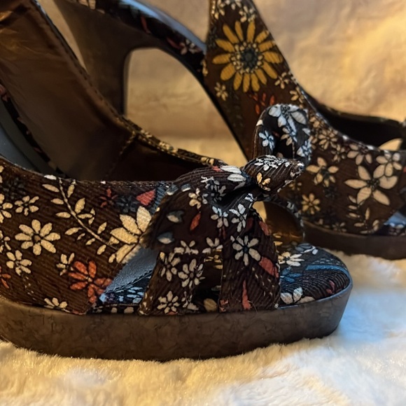 CHARLOTTE RUSSE brown cordoroy floral heels Size 9! NEW IN BOX! - Picture 3 of 9